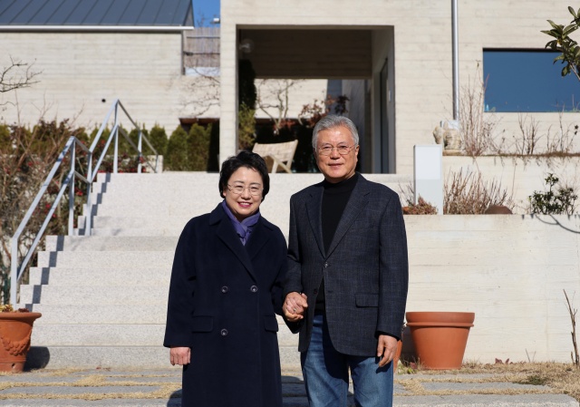 김선민 조국혁신당 대표 권한대행(왼쪽)이 24일 경남 양산 평산마을을 찾아 문재인 전 대통령을 예방했다. /조국혁신당