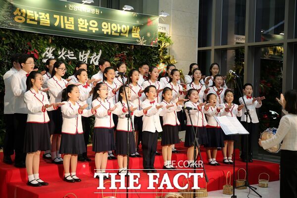 건양대병원이 성탄절을 앞둔 23일 오후 6시 30분 병원 로비에서 ‘성탄 기념 환우 위안의 밤 음악회’를 개최했다. 사진은 대전월드비전합창단의 합창 모습./건양대병원