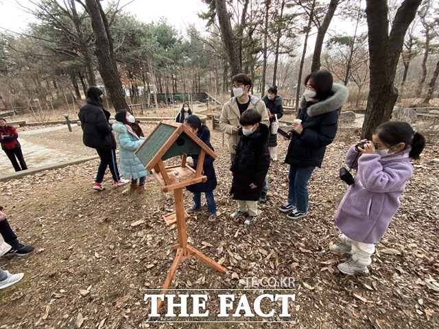 서울시가 24일 겨울 방학을 맞아 내년 2월까지 서울숲과 남산공원, 월드컵공원 등 10개 공원과 숲에 전시, 생태탐방, 별 관측, 공예 등 65가지 프로그램을 운영한다고 밝혔다. 사진은 서울숲 어린이탐조교실./서울시