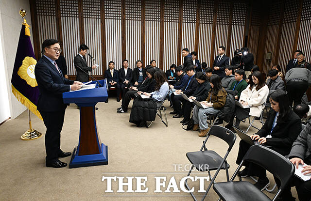 우원식 국회의장이 24일 오후 서울 여의도 국회에서 기자회견을 열고 발언을 하고 있다. /국회=배정한 기자