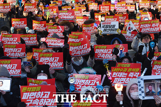 크리스마스인 25일 오후 서울 종로구 열린송현녹지광장에서 열린 윤석열 파면·국힘당 해산 촛불문화제에 참석한 시민들이 손피켓을 들고 구호를 외치고 있다. /서예원 기자