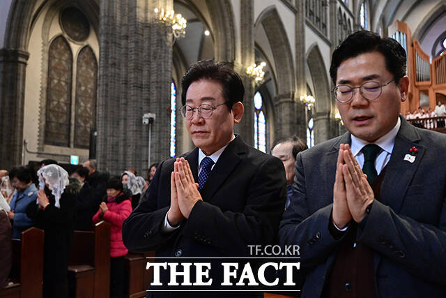 이재명 더불어민주당 대표가 25일 서울 중구 명동성당에서 열린 주님 성탄 대축일 낮 미사에 참석해 기도를 하고 있다. /사진공동취재단