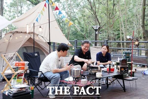 정용래 유성구청장이 성북동 숲속야영장에서 직원들과 담소를 나누고 있다./대전 유성구