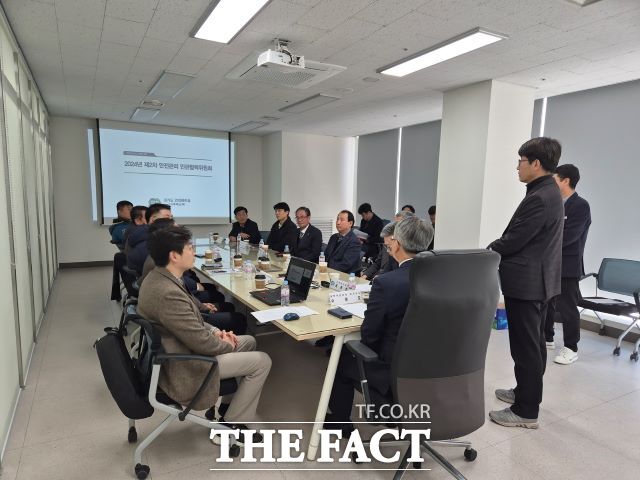 경기도는 26일 의왕 롯데프리미엄아울렛 타임빌라스에서 ‘2024년 제2차 경기도 안전관리 민관협력위원회’를 열고 전기차 충전소 화재 예방을 위한 관련 법 개정을 논의했다./경기도