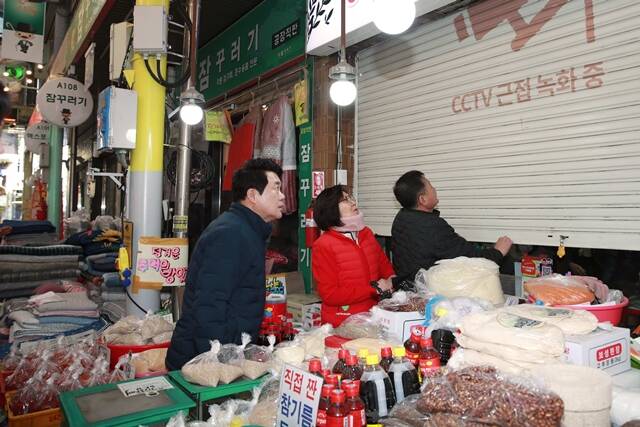 박준희 관악구청장이 지난해 겨울 신사시장에서 소상공인 점포를 점검하고 있다. /관악구