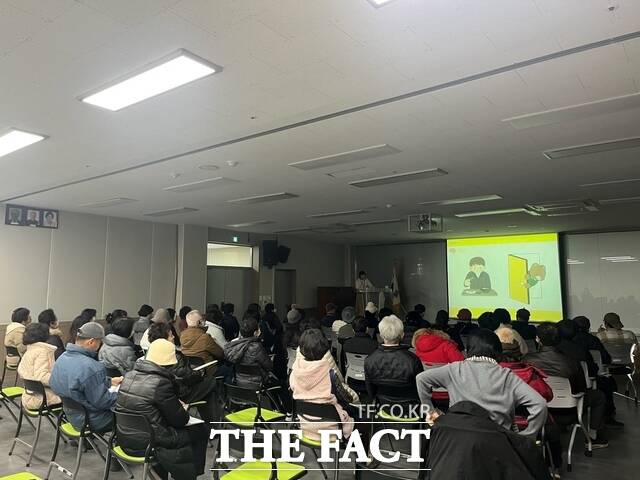 당진시가 치매 예방 교육을 실시하고 있다. /당진시