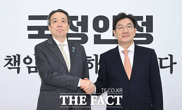 권성동 국민의힘 권한대행 겸 원내대표(오른쪽)와 미즈시마 고이치 주한일본대사가 26일 오전 서울 여의도 국회에서 악수하고 있다. /국회=박헌우 기자