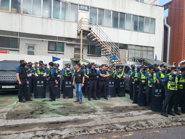 서울 영등포경찰서는 26일 광고탑 고공농성과 관련해 전국민주노동조합총연맹(민주노총) 전국건설노동조합(건설노조) 사무실을 압수수색했다. /건설노조 제공