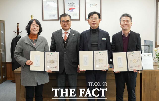 서천군이 2024년 정부혁신 우수 부서를 선정해 수상하고 있다. / 서천군