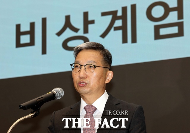 12·3 비상계엄 사태 당시 경찰의 체포조 인력 지원 의혹과 관련 검찰의 압수수색을 받은 우종수 경찰청 국가수사본부(국수본)장 등이 압수수색 영장을 취소해달라는 준항고를 제기했다. 사진은 우종수 경찰청 국가수사본부(국수본) 비상계엄 특별수사단장이 9일 오전 서울 서대문구 경찰청에서 윤석열 대통령의 비상계엄 수사 상황과 관련 브리핑 하고 있는 모습./뉴시스