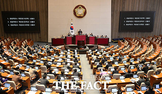 우원식 국회의장이 26일 오후 서울 여의도 국회에서 열린 본회의에 참석해 마은혁·정계선·조한창 헌법재판관 후보 선출안의 가결을 선포하고 있다. /국회=박헌우 기자