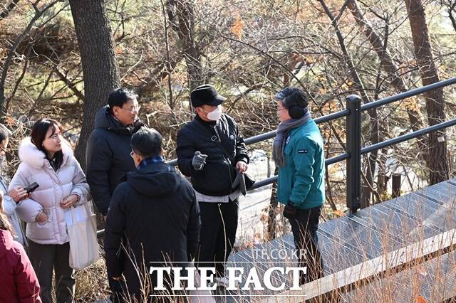 남산자락숲길 3단계 구간을 점검하는 김길성 중구청장(오른쪽)./중구