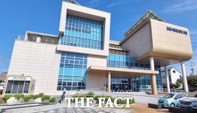 정읍시립중앙도서관은 세대 간 소통을 위한 문화 콘텐츠를 개발하고 지역 독서문화 활성화를 위해 다양한 프로그램을 운영하며 지역사회에 기여하고 있다. / 정읍시