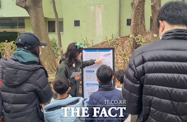 시민들이 서울대공원 동물해설사로부터 뱀에 대한 해설을 듣고 있다./서울시