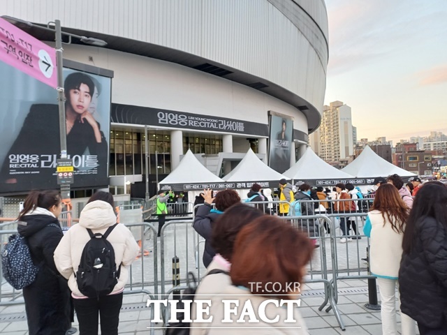 임영웅 리사이틀 공연 첫날, 고척스카이돔 열기는 후끈했다. 거대한 공연장 주변은 전국에서 몰려든 수많은 영시팬들로 인해 오히려 비좁아 보일 정도였다. /고척스카이돔=강일홍 기자