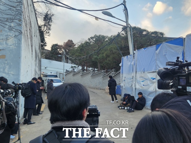 12·3 비상계엄 사태를 수사하고 있는 경찰이 서울 삼청동 대통령 안전가옥(안가)과 용산 대통령실 경호처 압수수색에 나섰지만 경호처에 가로막혀 불발됐다. 사진은 27일 오후 서울 종로구 삼청동 대통령 안가 앞 골목 모습./조성은 기자