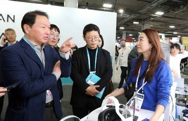 최태원 SK그룹 회장 겸 대한상의 회장(왼쪽)이 올해 1월 미국 라스베이거스에서 열린 CES 2024의 K스타트업 통합관을 살펴보고 있다. 최태원 회장은 내년 초 CES 2025 현장도 방문할 가능성이 크다. /대한상의