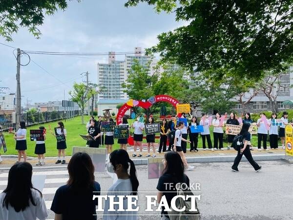 지난 7월 실시한 예산여자고등학교 학생회장과 부회장 선거 운동 모습. /충남교육청