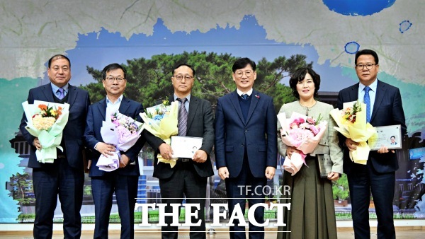 장수군은 지난 27일 장수군민회관에서 2024년 하반기 공무원 이·퇴임식을 가졌다. /장수군