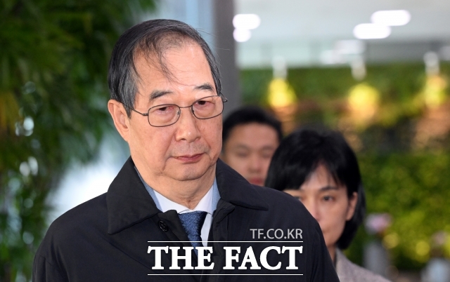 한덕수 대통령 권한대행 겸 국무총리는 27일 자신에 대한 탄핵안이 국회에서 가결된 직후 헌법재판소의 신속하고 현명한 결정을 기다리겠다고 밝혔다. /임영무 기자