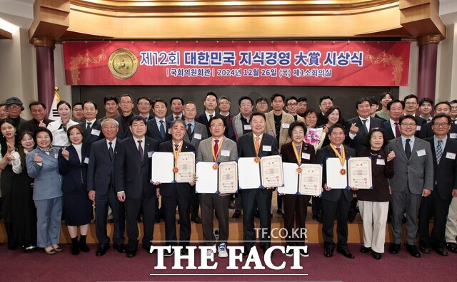 오성환 당진시장이 26일 여의도 국회의원회관에서 열린 제12회 대한민국 지식경영대상을 수상했다. /당진시