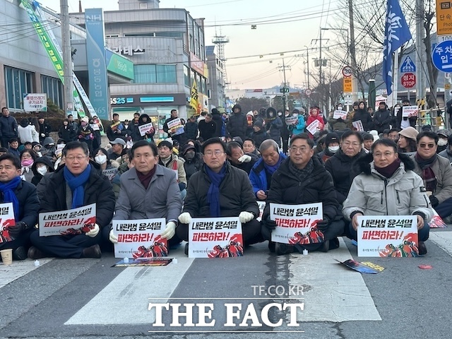 28일 전북 완주 봉동 둔산공원 사거리에서 ‘윤석열 즉각 파면, 국민의힘 해체’ 완주군민대회가 열리고 있다. /이경선 기자