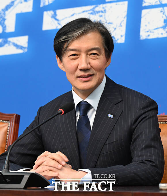 자녀 입시 비리와 청와대 감찰 무마 등 혐의로 대법원에서 징역 2년이 확정된 조국 전 조국혁신당 대표가 지난 12일 오후 서울 여의도 국회에서 입장을 밝힌 뒤 취재진 질의에 답하고 있다. /이새롬 기자