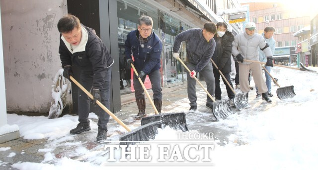 폭설로 안전사고가 우려되는 상황인 만큼 시는 도로 정체와 사고를 예방하기 위한 도로 제설을 실시했다. 보행자 안전사고 예방을 위해 이날 오전 9시 30분부터 시청과 읍면동 직원들이 나서 담당구역 제설 작업을 했다. /정읍시