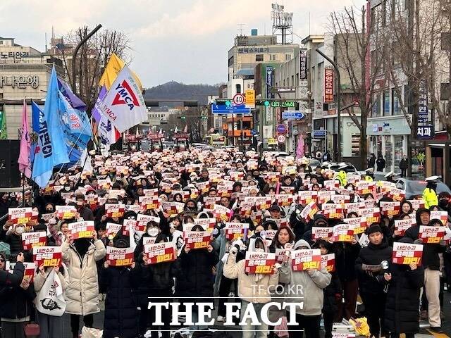 윤석열퇴진 전북운동본부는 29일 입장문을 통해 무안공항 사고에 깊은 애도를 표하며 오는 31일 예정된 송년 응원봉 콘서트를 취소하기로 결정했다. /윤석열퇴진 전북운동본부