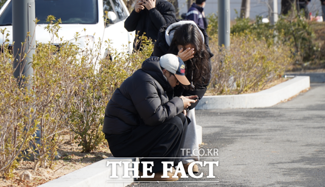 29일 무안국제공항 여객기 추락 사고 현장 인근에서 탑승자 가족들이 초조한 모습으로 앉아있다. /광주=나윤상 기자