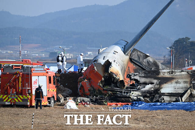 29일 오전 전남 무안국제공항에서 착륙 중이던 방콕발 제주항공 여객기가 활주로를 이탈해 울타리 외벽과 충돌사고가 발생해 다수의 사망자가 발생한 가운데, 사고 잔해의 모습이 보이고 있다. /무안=박헌우 기자