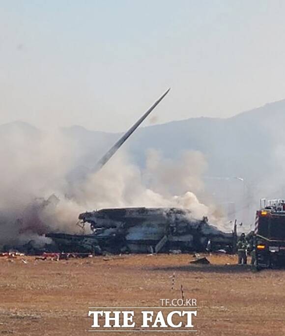 29일 오전 9시 7분께 전남 무안군 망운면 무안국제공항 활주로에서 방콕발 무안행 제주공항 여객기가 착륙 과정에 불시착, 항공·소방 당국이 불을 끄고 있다. /뉴시스