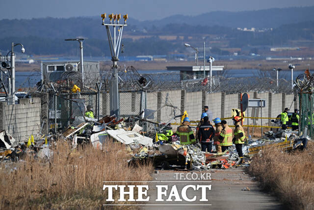 경찰이 전남 무안국제공항 제주항공 여객기 사고와 관련해 748명을 지원해 현장감식과 신원확인 등에 나선다. 사진은 29일 오전 전남 무안국제공항에서 착륙 중이던 방콕발 제주항공 여객기가 활주로를 이탈해 울타리 외벽과 충돌사고가 발생해 다수의 사망자가 발생한 사고 현장의 모습. /무안=박헌우 기자