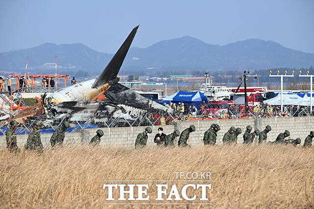 29일 오전 전남 무안국제공항에서 착륙 중이던 태국 방콕발 제주항공 여객기가 활주로를 이탈해 울타리 외벽과 충돌사고가 발생해 다수의 사망자가 발생한 가운데, 군인들이 공항 일대를 수색하고 있다. /무안=박헌우 기자