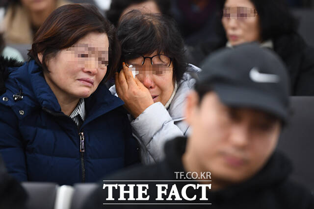 29일 전남 무안국제공항에서 착륙 중이던 태국 방콕발 제주항공 여객기가 활주로를 이탈해 울타리 외벽과 충돌사고가 발생해 다수의 사망자가 발생한 가운데, 무안국제공항 청사에서 유가족들이 오열하고 있다. /무안=장윤석 기자