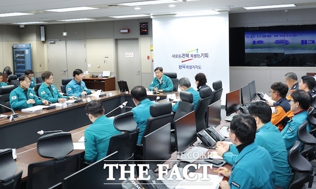 전북도는 김관영 도지사 주재로 무안공항 항공기 사고 대응을 위한 상황관리 회의를 개최했다. /전북도