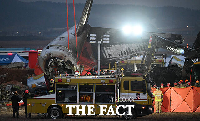 29일 오전 전남 무안국제공항에서 착륙 중이던 태국 방콕발 제주항공 여객기가 활주로를 이탈해 울타리 외벽과 충돌사고가 발생해 다수의 사망자가 발생한 가운데, 소방 당국이 야간 수색 작업을 진행하고 있다. /무안=박헌우 기자