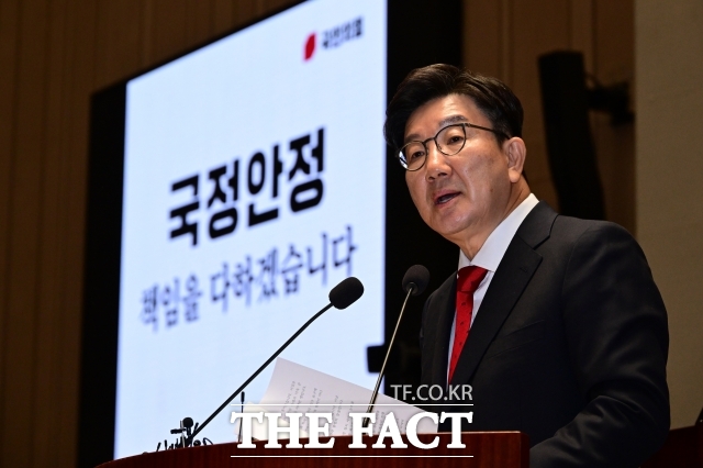 국민의힘은 29일 여객기 참사 수습을 위한 태스크포스(TF)를 구성하겠다고 밝혔다. 권성동 당대표 권한대행 겸 원내대표를 비롯한 당 지도부는 내일 오전 무안 현장에 도착할 예정이다. /남윤호 기자