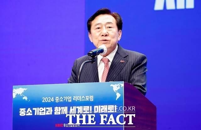 김기문 중소기업중앙회장이 지난 10월 8일 서귀포시 해비치 호텔 제주에서 열린 2024 중소기업 리더스포럼에서 개회사를 하고 있다. /뉴시스