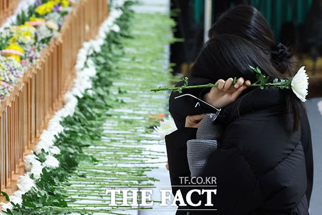 제주항공 여객기 참사 발생 이틀째인 30일 전남 무안종합스포츠파크에 차려진 합동 분향소에서 한 시민이 조문하며 울고 있다. /무안=남윤호 기자