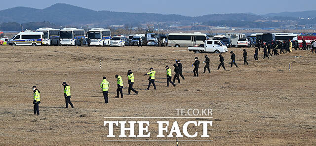 29일 무안공항에서 발생한 제주항공 여객기 사고와 관련해 경찰 관계자들이 공항 일대를 수색하는 모습. /박헌우 기자