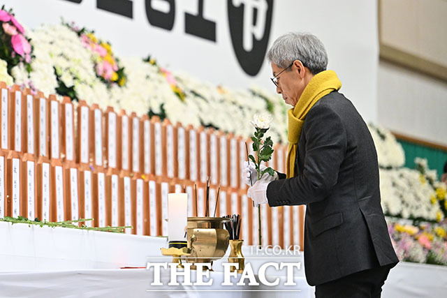 조문하는 권영국 정의당 대표.