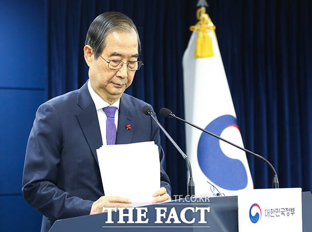 12·3 비상계엄 사태를 수사하고 있는 경찰이 내란 혐의를 받는 윤석열 대통령을 포함한 45명을 입건하고 한덕수 국무총리에게 2차 출석을 통보했다. 사진은 지난 26일 오후 한 총리가 서울 종로구 정부서울청사에서 긴급 대국민담화를 마친 뒤 발언자료를 정리하고 있는 모습. /청사사진기자단