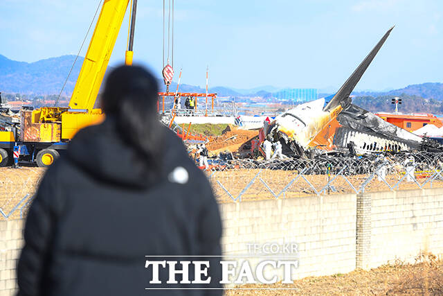 제주항공 여객기 참사 발생 이틀째인 30일 오후 전남 무안국제공항 사고 현장을 방문한 유가족들이 오열하고 있다. /무안=장윤석 기자