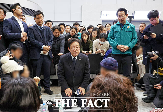 이재명 더불어민주당 대표는 제주항공 여객기 참사와 관련해 30일 무엇보다 중요한 건 사고 수습이라며 당내에 꾸린 항공참사대책위원회를 중심으로 할 수 있는 지원을 다 하겠다고 밝혔다. 사진은 전날 오후 무안공항에서 무릎을 꿇은 채 제주항공 여객기 폭발사고 탑승객 가족들을 위로하는 이 대표의 모습. /무안=장윤석 기자