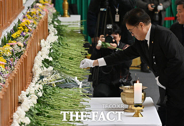 우원식 국회의장이 30일 오후 전남 무안종합스포츠파크에 마련된 제주항공 여객기 사고 희생자 합동분향소를 찾아 헌화하고 있다. /무안=남윤호 기자