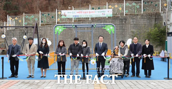 30일 대전해든학교에서 윤정병 유초등교육과장, 대전시의회 김민숙 의원, 토닥토닥 김동석 이사장 및 내빈들이 참석한 가운데 무장애 놀이터 준공 기념식을 진행하고 있다. /대전시교육청