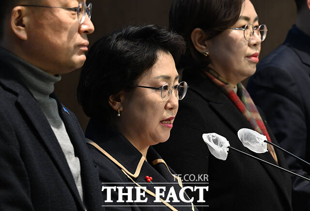 김선민 조국혁신당 대표 권한대행(가운데)이 윤석열 대통령을 향해 내란수사는 나 몰라라 하고 비행기 참사에 따른 국민적 슬픔에 편승하고 있다고 지적했다. /박헌우 기자