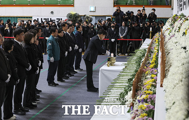 합동분향소 찾은 권성동 국민의힘 당 대표 권한대행 겸 원내대표를 비롯한 지도부.