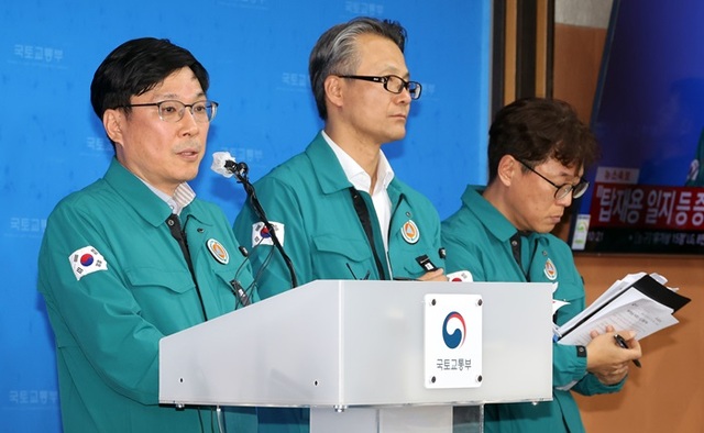 주종완 국토교통부 항공정책실장이 30일 정부세종청사에서 무안공항 제주항공 여객기 참사 브리핑을 하고 있다. /뉴시스